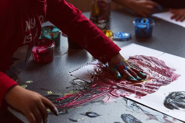 Ung pojke lära sig att Finger Paint — Stockfoto