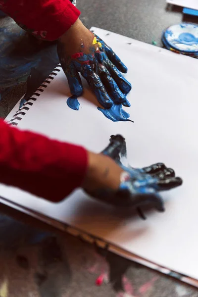 Baba fiú ujj festés tiszta papír felületen — Stock Fotó