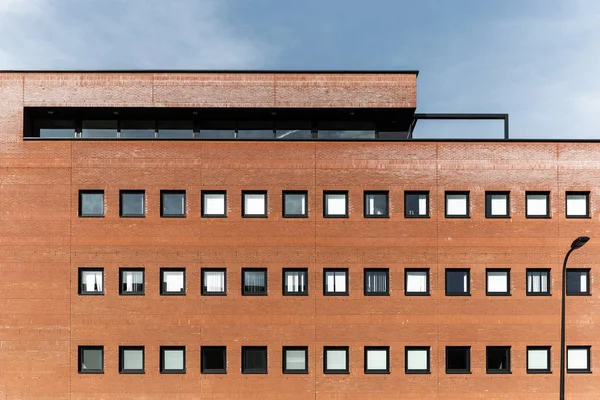 Arquitetura de tijolo de escritório holandês com janelas quadradas — Fotografia de Stock