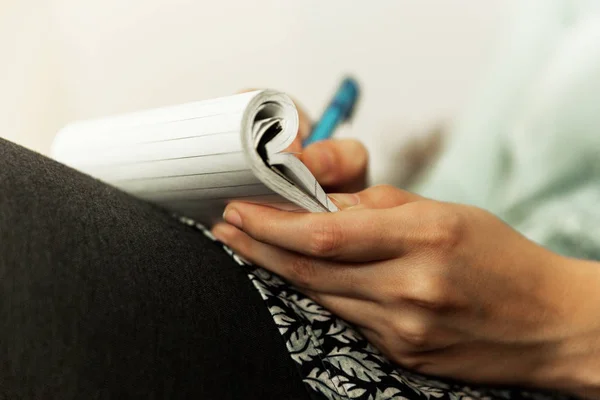 Chica joven escribiendo notas de qué hacer —  Fotos de Stock