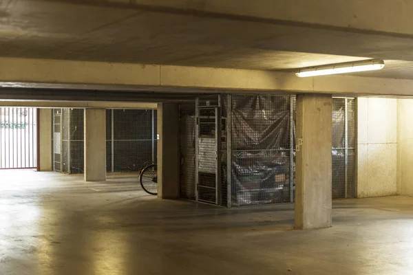 Aparcamiento subterráneo vacío con almacenamiento personal — Foto de Stock