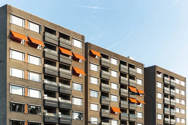 Apartamentos holandeses de estilo antiguo con persianas naranjas tradicionales —  Fotos de Stock