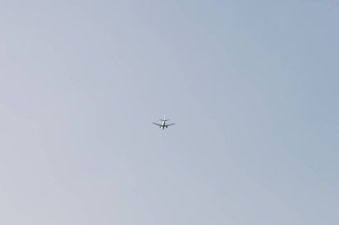 Yaz mevsimine doğru uçan uçaklar