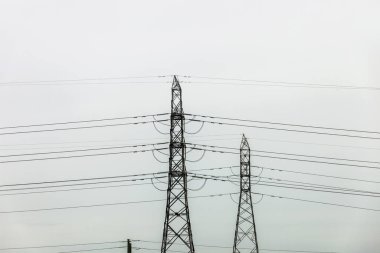 Elektrik direkleri yan yana dizilmiş.