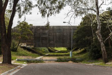 Çevredeki Banliyölerden Modern Otoyol Üst Geçidi Duvarı Bloklama Sesi