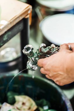 Kullanılmadan önce temizleme kabini silahı