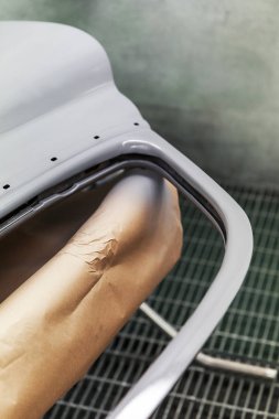 Araba kapısı ve astar kaplama askıda kuruyor.