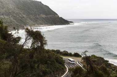 Büyük Okyanus Yolu boyunca seyahat eden Turist Otobüsü Victoria Avustralya