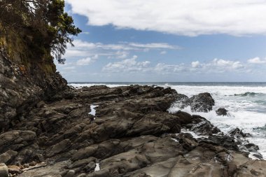 Büyük Okyanus Yolu plajı sert ve kayalık arazi ufku