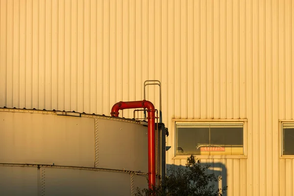 Tubo rojo industrial que apunta directamente al sistema de tanques —  Fotos de Stock