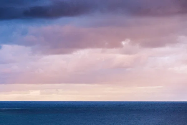 Vivido oceano crepuscolo paesaggio marino nuvoloso sull'oceano — Foto Stock