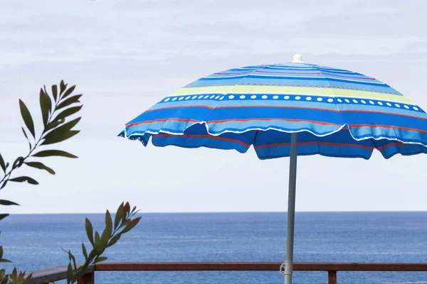 Sommer Sonnenschirm Schatten Strand Seite Balkon — Stockfoto
