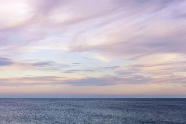Splendida crepuscolo paesaggio marino nuvoloso rotolamento sopra l'acqua aperta — Foto Stock