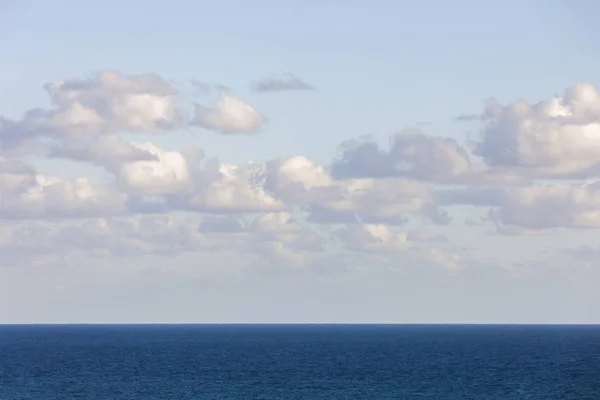 Oceano aperto vista mare blu con pomeriggio cloudscape — Foto Stock