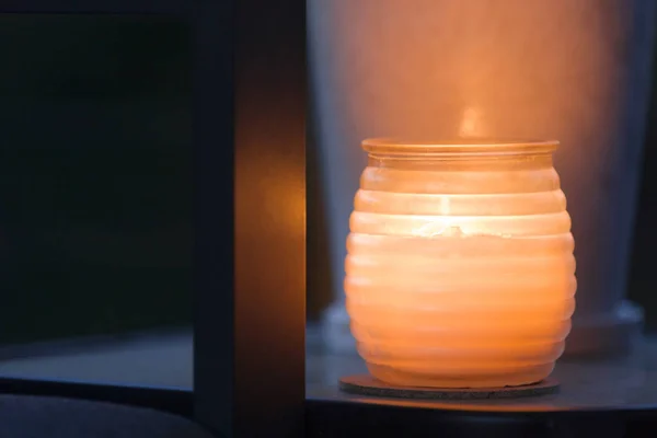 Detalhe da vela na mesa lateral ao ar livre em casa — Fotografia de Stock