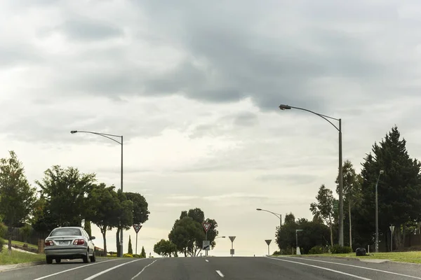 Melbourne Suburban Street την ημέρα συννεφιά — Φωτογραφία Αρχείου