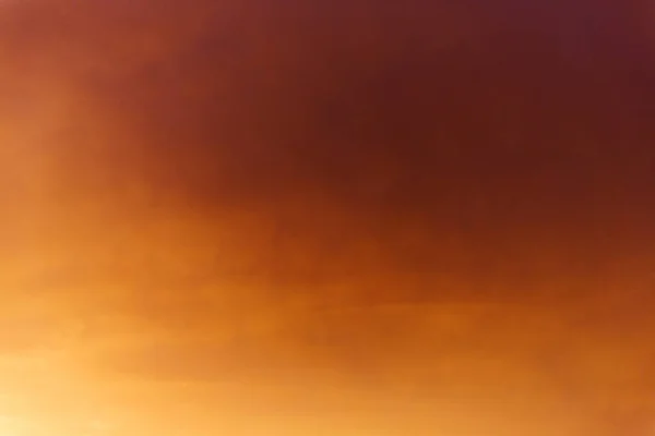 Helder oranje bewolkte wolkenlandschap gradiënt gegoten bij zonsondergang — Stockfoto