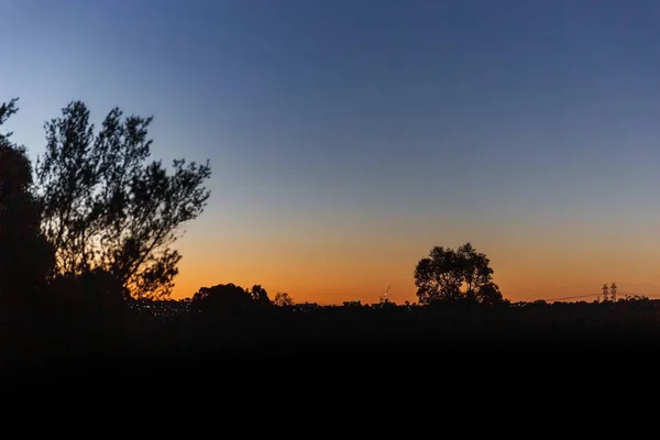 Hermoso azul naranja gradiente puesta de sol sobre Melbourne suburbios orientales —  Fotos de Stock