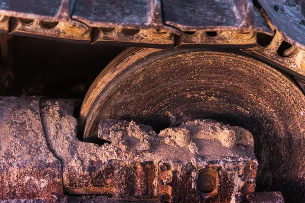 Grille de roue de tracteur avec de la boue sèche couvrant sa surface — Photo