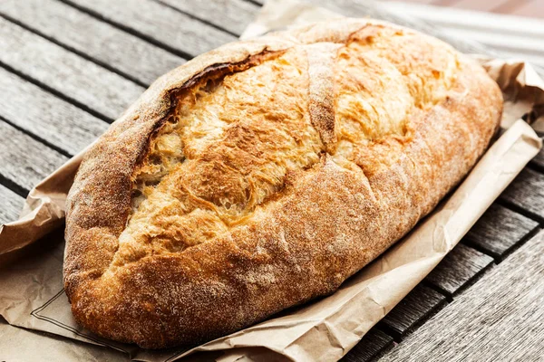 Pan de mazorca colocado cuidadosamente en la mesa al aire libre —  Fotos de Stock