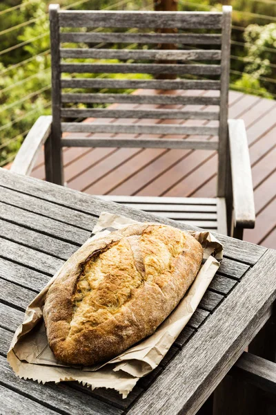 Pan de mazorca leído para ser rebanado en la mesa al aire libre del porche —  Fotos de Stock