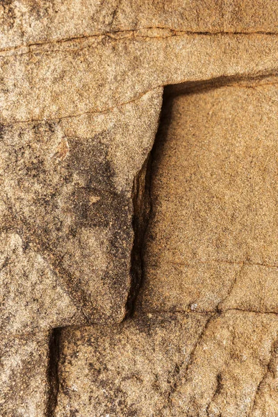 Líneas rectas oscuras talladas en la superficie de piedra —  Fotos de Stock