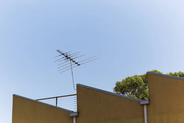 Televizní anténa stojí vysoká v teplém letním dni — Stock fotografie