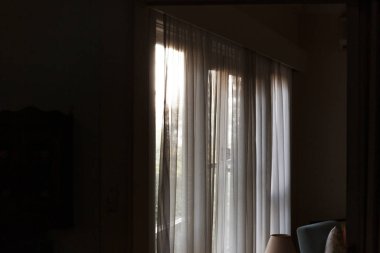 İçi ince şeffaf kumaş perdesiyle aydınlık.