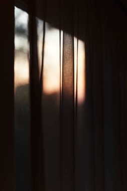 Göz kamaştırıcı gün batımı Saf iç perdenin arkasına düşüyor