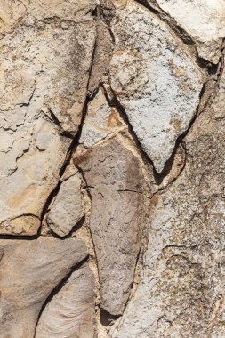 Koruyucu duvar olarak yontulmuş taş şekiller.