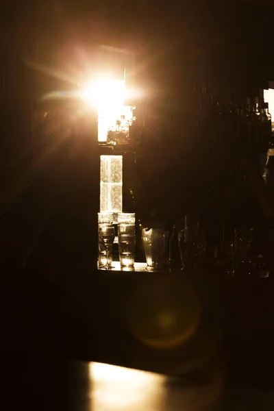 Sunshine Through Public Bar Window Through Empty Beer Glasses Stacked On Counter — Stock Photo, Image