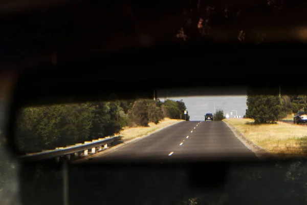 Δημιουργική άποψη κοιτάζοντας καθρέφτη αναθεώρηση στην αυστραλιανή εθνική οδό — Φωτογραφία Αρχείου