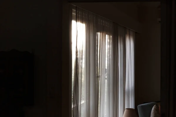 Interior naturalmente iluminado com cortina de tecido transparente fina — Fotografia de Stock
