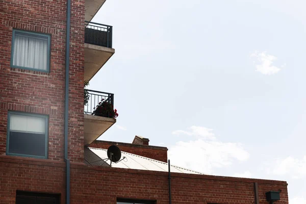 Sat-TV-Gerät auf dem Dach der Wohnung — Stockfoto