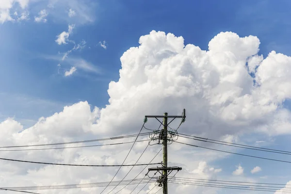 Cloudscape budova za elektrickým sloupem v krásném letním dni — Stock fotografie