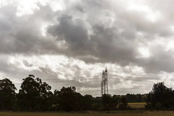 Bewölkte Wolkenlandschaft zieht über Industrielandschaft — Stockfoto