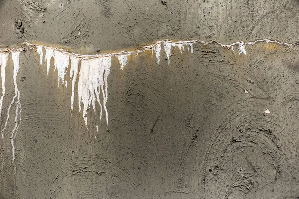 Eroding muro di cemento incrinato da perdite d'acqua — Foto Stock
