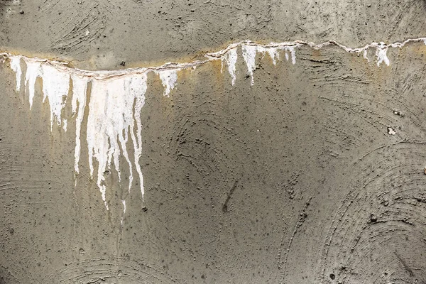 Wolny wyciek ciemnozielonego betonowego zbiornika na wodę — Zdjęcie stockowe