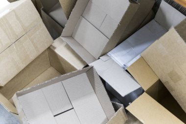 Yığının içinde boş karton kutular