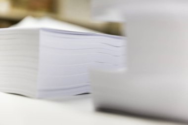 Ofis masasına istiflenmiş kağıtlar