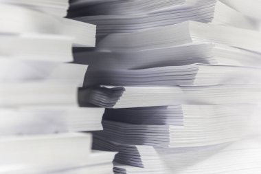 Mükemmel miktarlarda düzenlenmiş çok sayıda A4 kağıt yığını