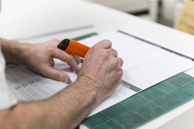 Yazıcı A4 kağıt sayfasını keserek kesiyor