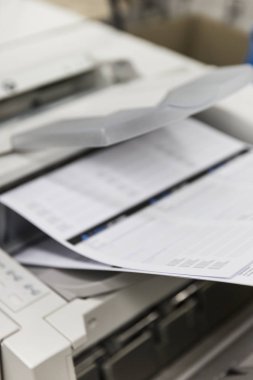 Müşteri siparişi için A4 sayfaları yazdıran yazıcı