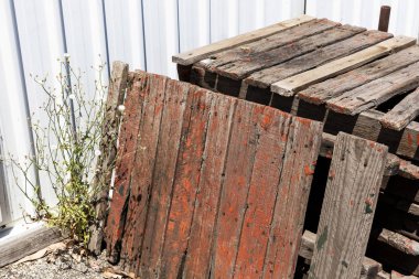 Kullanılmamış eski kırık ahşap paletler