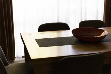 Doğal ışık ile yüksek kontrastlı temel ev içi