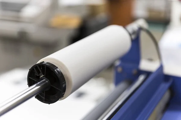 Equipamento de rolo de papel na loja de impressão industrial — Fotografia de Stock