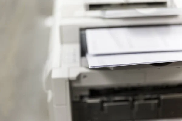 Impressora de escritório imprimindo documentos rapidamente na pilha ordenada — Fotografia de Stock