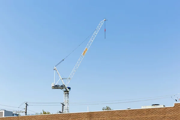 Grúa de pie por encima del área en desarrollo por debajo — Foto de Stock