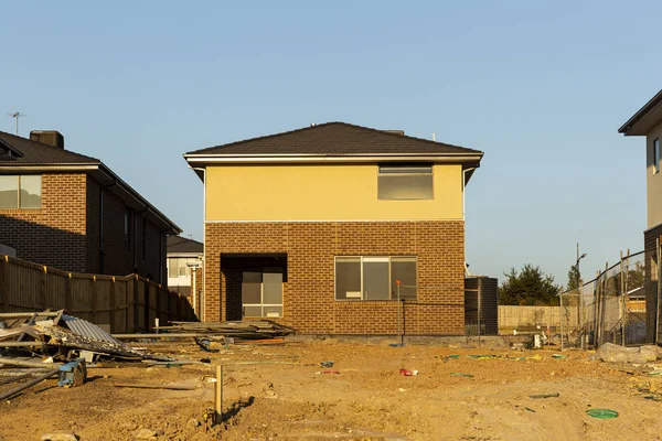 Nueva casa en desarrollo junto a bloque vacío — Foto de Stock