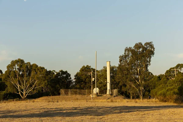 Malá průmyslová výstupní a komunikační věž koupaná v odpoledním světle — Stock fotografie